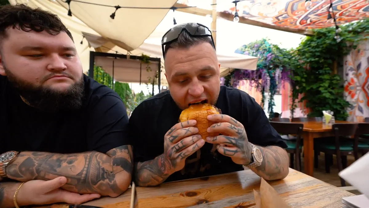Bandura gryzie smash burgera w ogródku Planety Lewobrzeże
