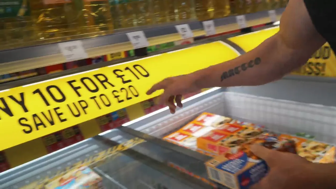 Zamrażarka z napisem 10 produktów za 10 funtów w sklepie Food Warehouse