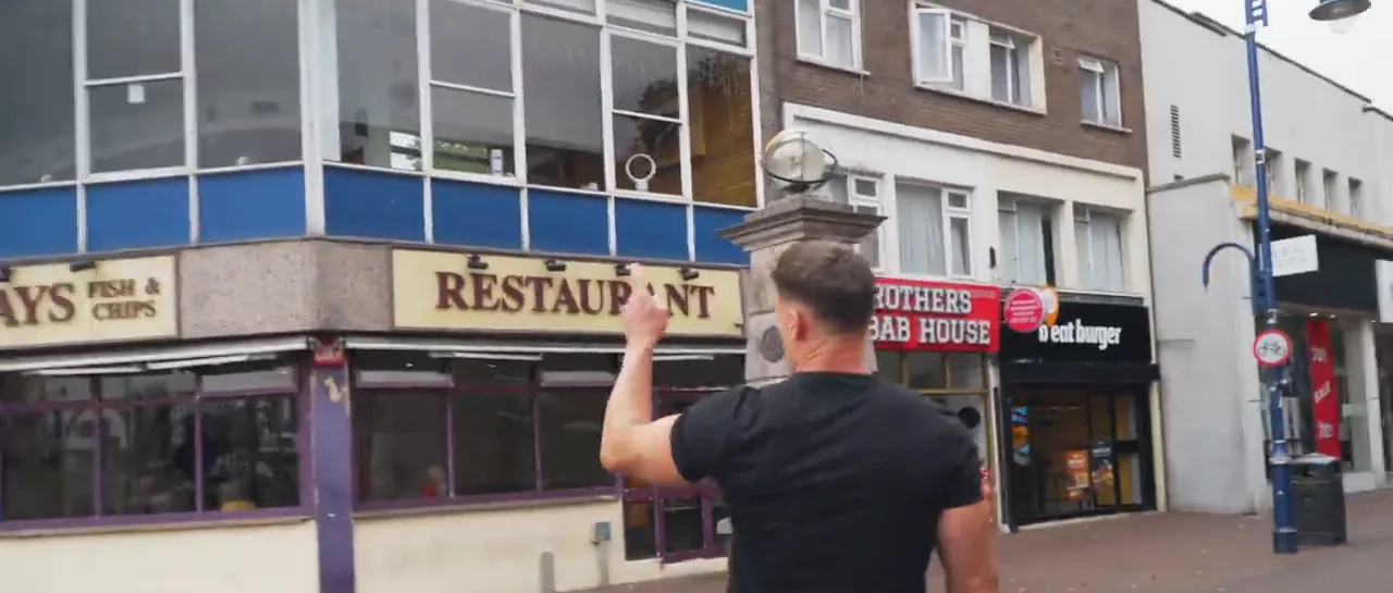 Ulica w Gosporcie ze smażalnią ryb z frytkami i restauracją, autor filmu wskazuje kolejne lokale