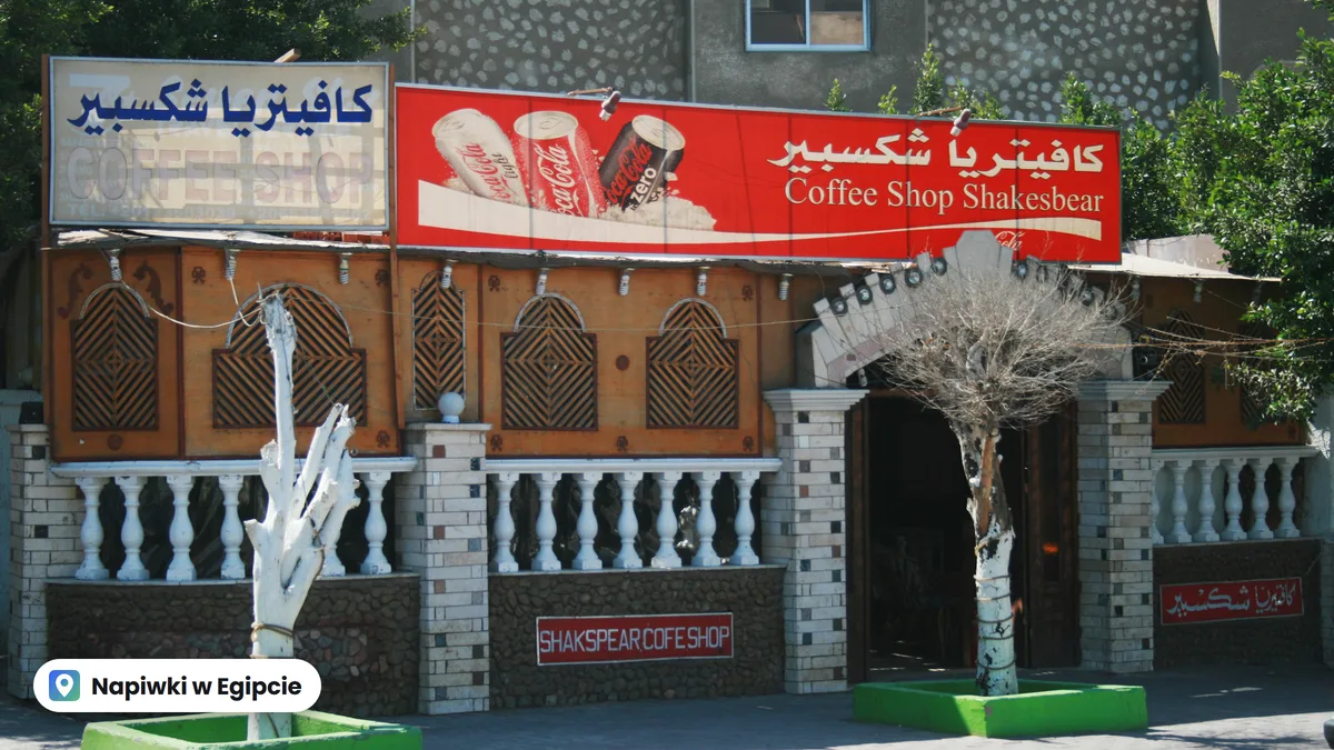Kawiarnia Coffee Shop Shakesbear w Hurghadzie z szyldem po arabsku i angielsku