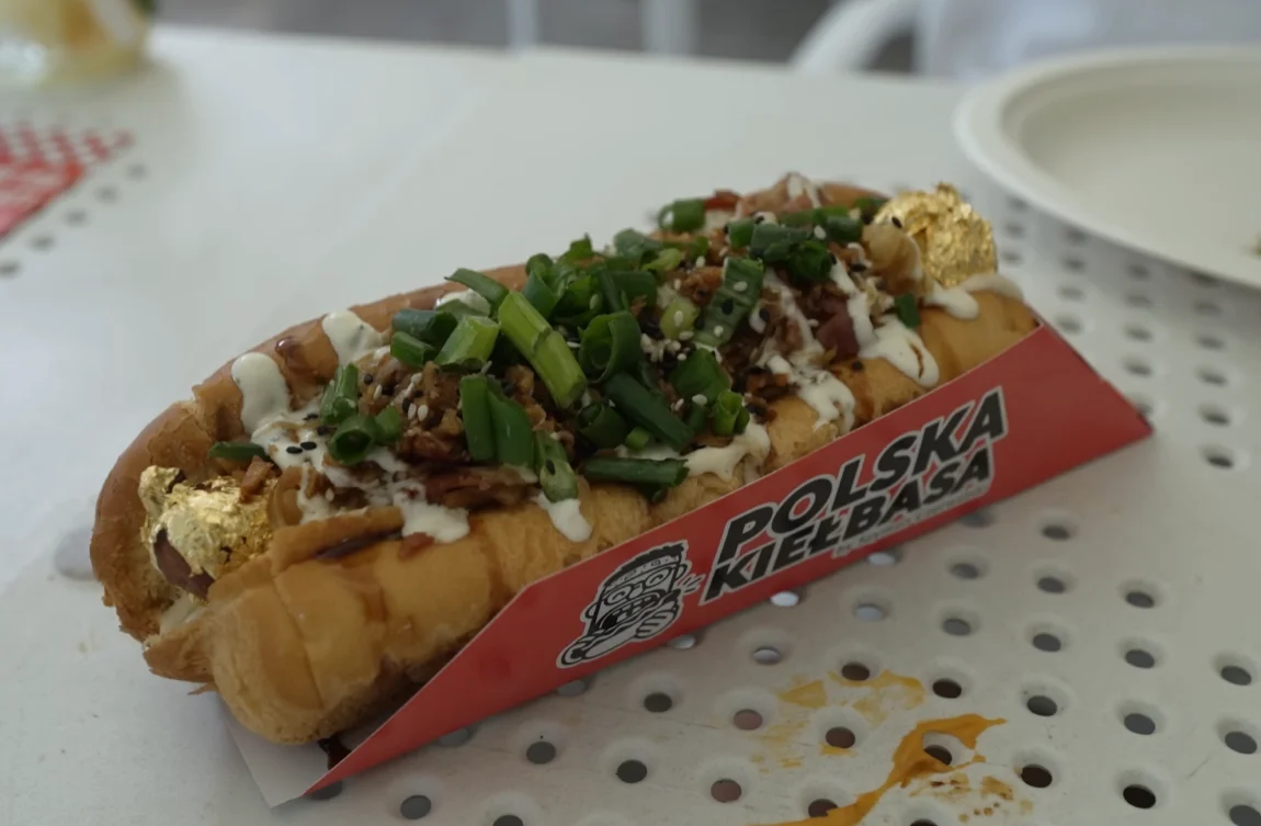 Hot dog za 100 zł posypany jadalnym złotem — test Książula nad polskim morzem