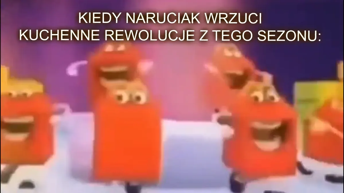 Naruciak przed mikrofonem podczas komentowania odcinka Kuchennych Rewolucji