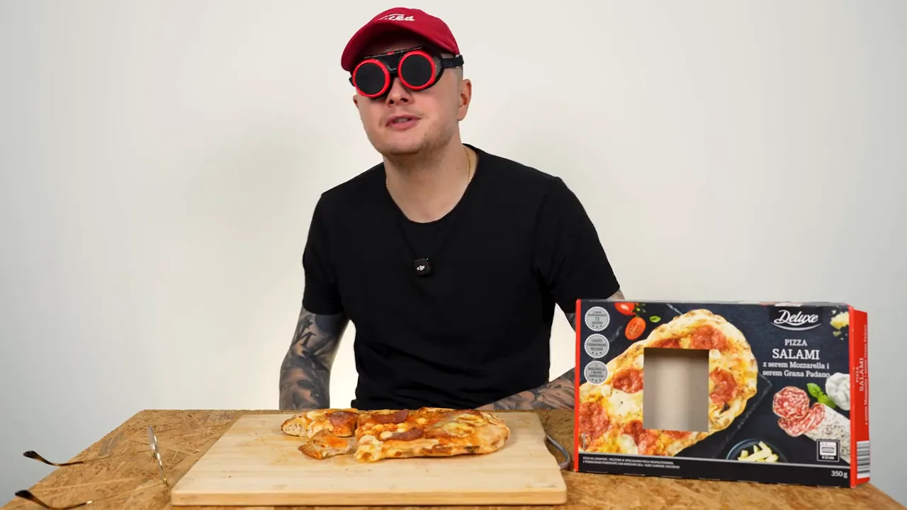 Prowadzący Sprawdzam Jak w zaciemnionych goglach przy zwycięskiej pizzy Deluxe z salami z Lidla