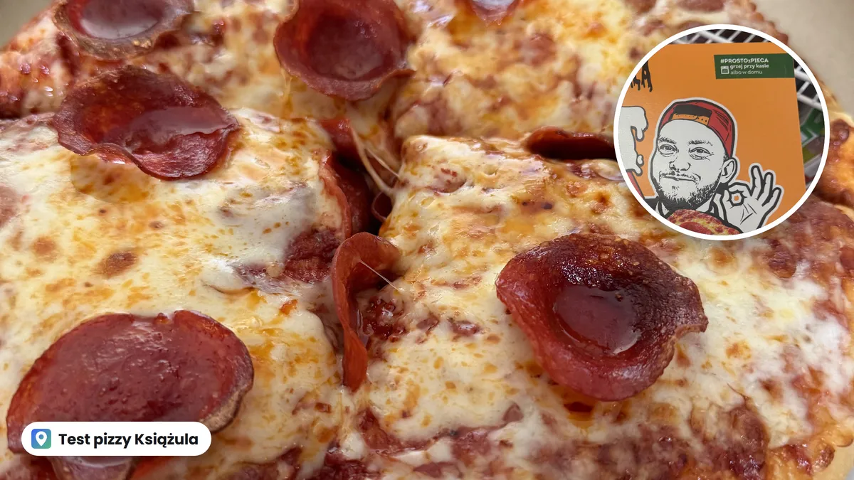 Zbliżenie na pizzę Fat Peppa Książula z roztopionym serem i pepperoni, w kółku pudełko z rysunkiem Książula