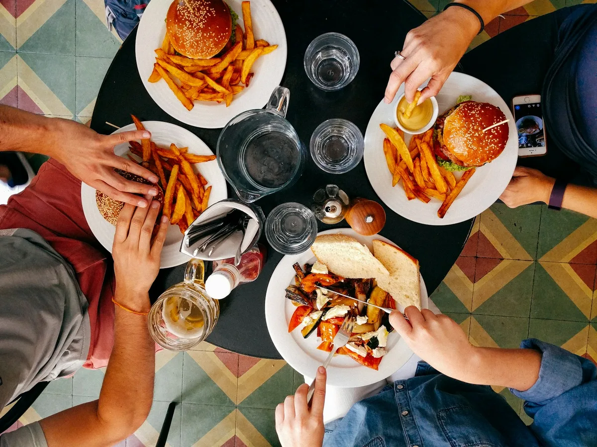 Psychologia Menu i Anatomia Recenzji: Jak Być Świadomym Konsumentem Kulinarnym?