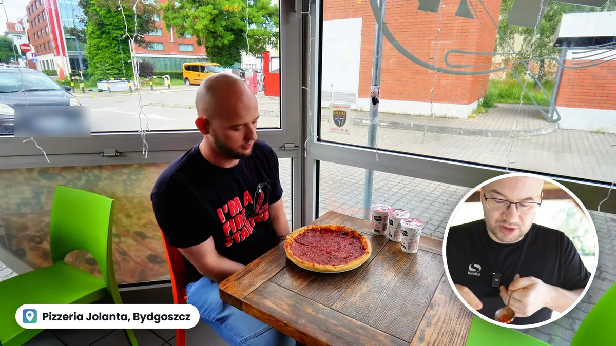 Pizza Petardka z czerwonym sosem na stole w Pizzerii Jolanta w Bydgoszczy, w kółku Jacek Dura z łyżką sosu