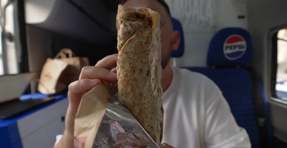 Lawasz z Tendur Kebab Lublin z charakterystycznymi bąblami na cieście