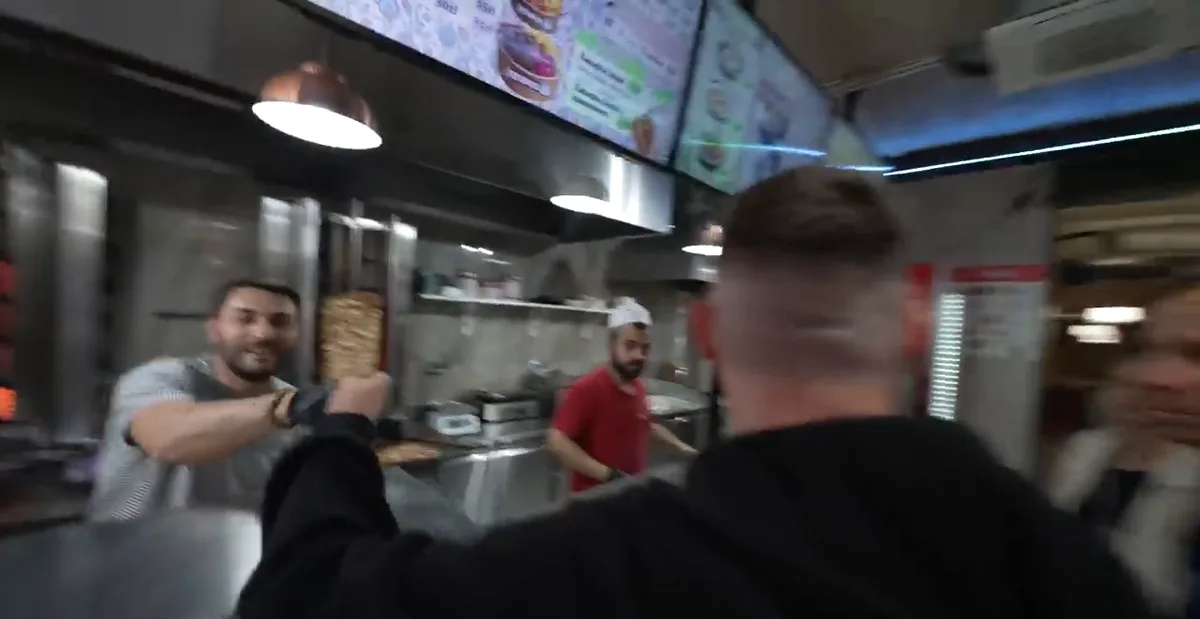 Wnętrze Tendur Kebab w Lublinie, obsługa przy rożnach