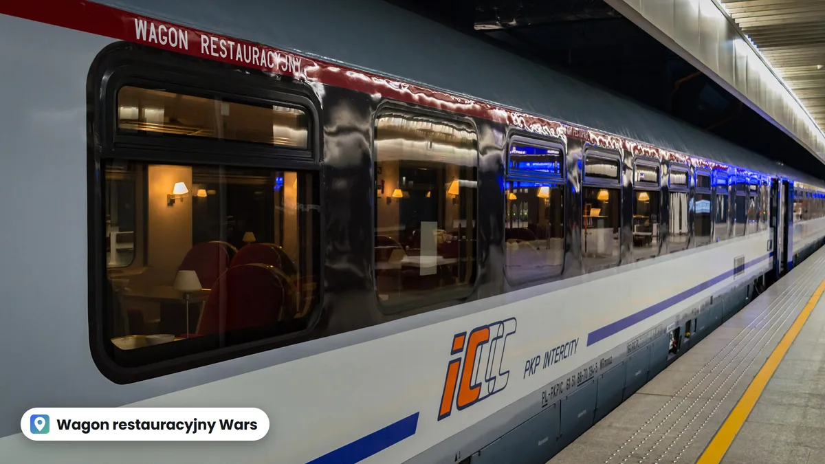 Wagon restauracyjny Wars PKP Intercity z napisem Wagon restauracyjny przy peronie na stacji Warszawa Centralna, w oknach lampki i stoliki