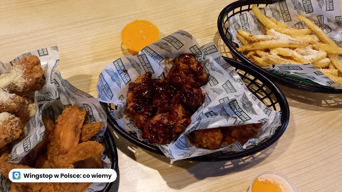 Skrzydełka z kurczaka w sosie, panierowane kawałki bez kości i frytki z parmezanem w koszykach z logo Wingstop