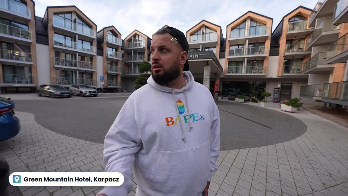 Prowadzący kanału WOJEK przed nowoczesnymi budynkami Green Mountain Hotel w Karpaczu