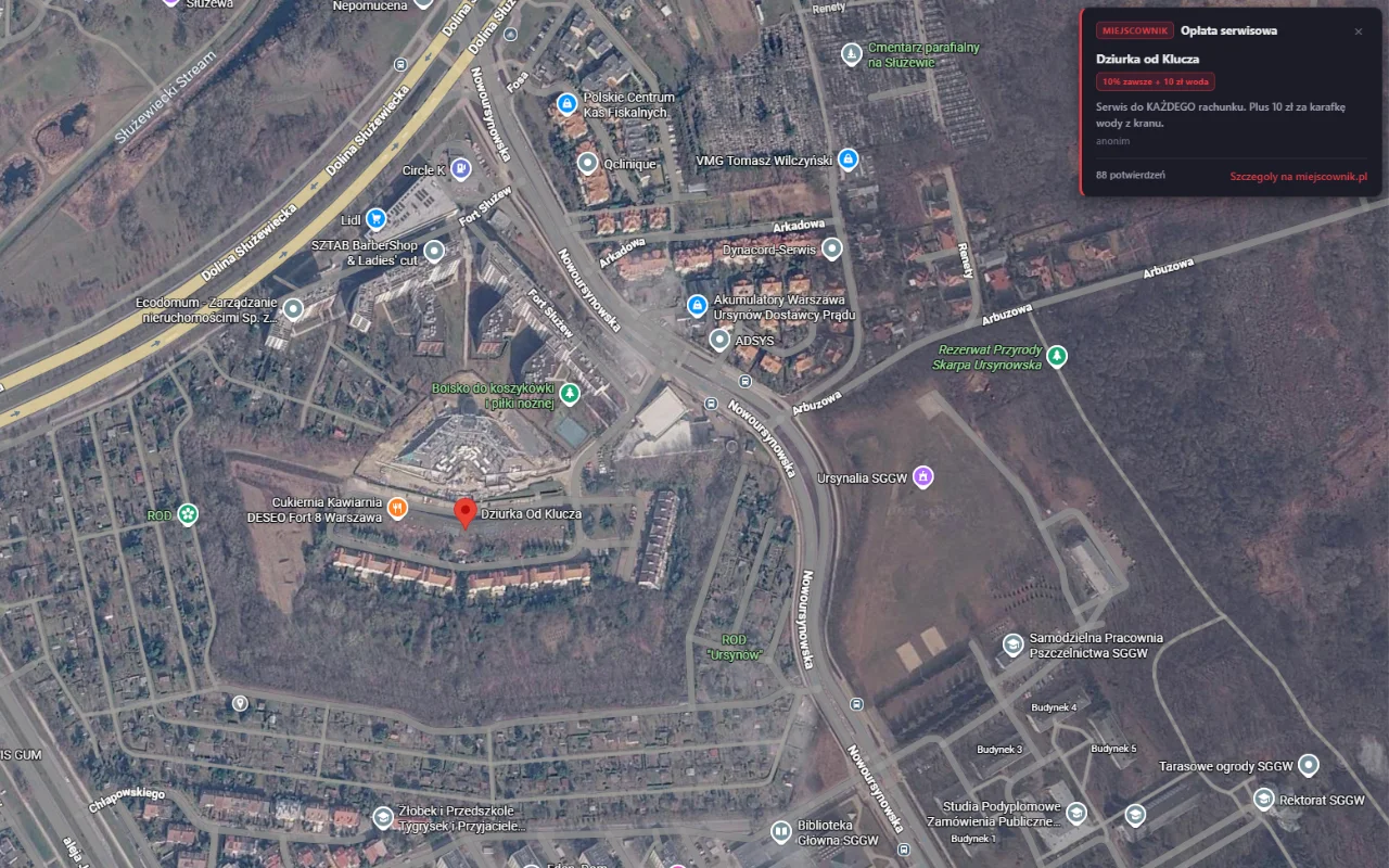 Baner wtyczki Miejscownik z ostrzeżeniem o opłacie serwisowej na Google Maps